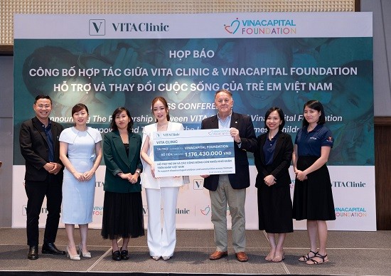 dai-dien-vita-clinic-trao-bang-tai-tro-tuong-trung-cho-dai-dien-vinacapital-foundation-1664200071.jpg