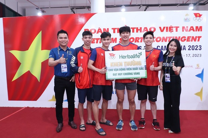 herbalife-viet-nam-thuong-nong-cho-doi-tuyen-boi-dong-doi-nam-xuat-sac-gianh-hcv-tiep-suc-4x200m-tu-do-nam-1-1683627949.jpg