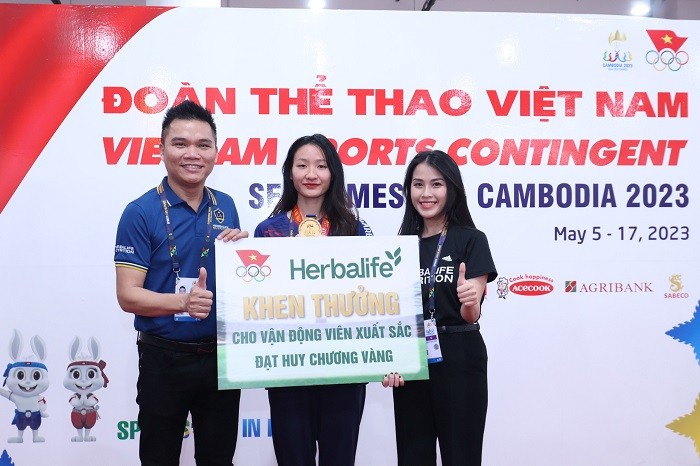 herbalife-viet-nam-thuong-nong-cho-vdv-karate-hoang-thi-my-tam-hcv-noi-dung-kumite-nu-hang-can-55-kg-1683627969.jpg