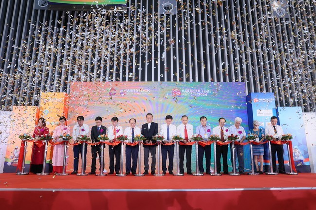 cat-bang-khai-mac-cutting-ribbon-1728553694.jpg