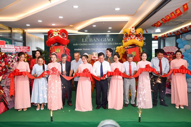 Phú Đông Group trao giấy chứng nhận quyền sở hữu căn hộ Phú Đông Sky Garden & Khánh thành Trường mầm non Ô Mây