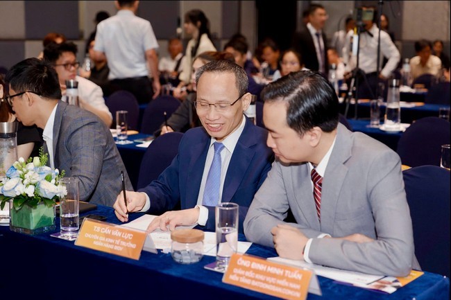 hai-chuyen-gia-trao-doi-1752755949.jpg