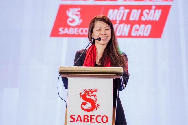 ba-patsy-lim-pho-tong-giam-doc-phu-trach-marketinglim-pho-tong-giam-doc-phu-trach-marketing-cua-sabeco-chia-se-tai-hop-bao-1757518246.jpg