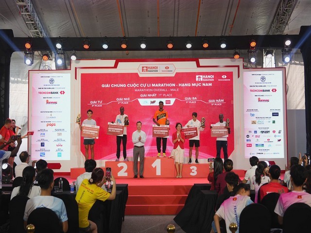 ba-le-thi-hoang-yen-pho-cuc-truong-cuc-the-duc-the-thao-va-ong-pham-xuan-tai-pho-giam-doc-so-van-hoa-va-the-thao-tp-ha-noi-trao-giai-cho-cac-vdv-xuat-sac-duong-dua-marathon-nam-1759761714.jpg