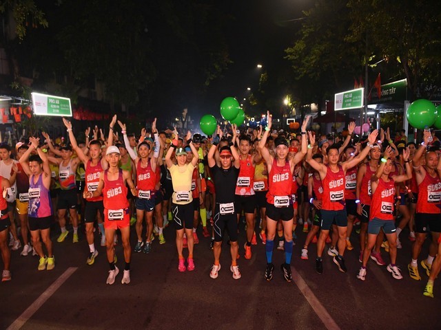 diem-nhan-dac-biet-cua-mua-giai-nam-nay-la-su-xuat-hien-cua-doan-tau-khong-so-tap-hop-hon-80-chan-chay-tung-hoan-thanh-marathon-voi-thanh-tich-duoi-3-gio-5-phut-1759761285.jpg