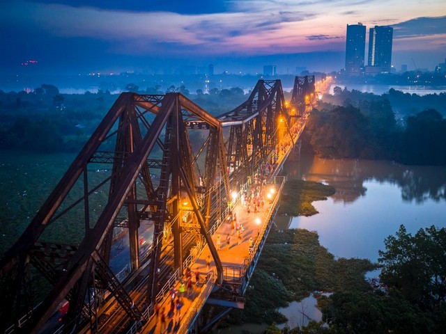 giai-marathon-quoc-te-ha-noi-techcombank-chay-qua-nhung-dia-danh-van-hoa-lich-su-dep-nhat-cua-thu-do-ha-noi-1759761919.jpg