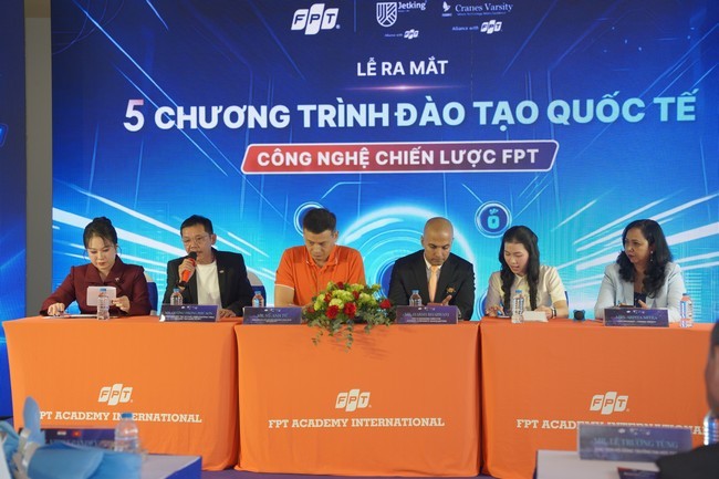 phien-toa-dam-le-ra-mat-5-chuong-trinh-dao-tao-quoc-te-cong-nghe-chien-luoc-fpt-1-1772901206.JPG