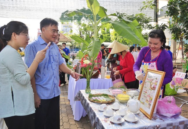 10-dc-ho-thanh-binh-den-giao-luu-cung-cac-doi-thi-1781623927.JPG