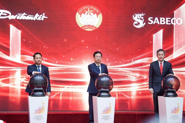 khoanh-khac-giai-thuong-vinh-danh-nguoi-truyen-lua-duoc-chinh-thuc-khoi-dong-1792160074.jpg