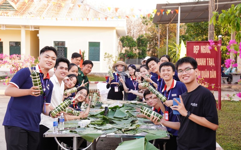 Sinh viên TPHCM mang sắc xuân đến với đồng bào, chiến sĩ vùng biên