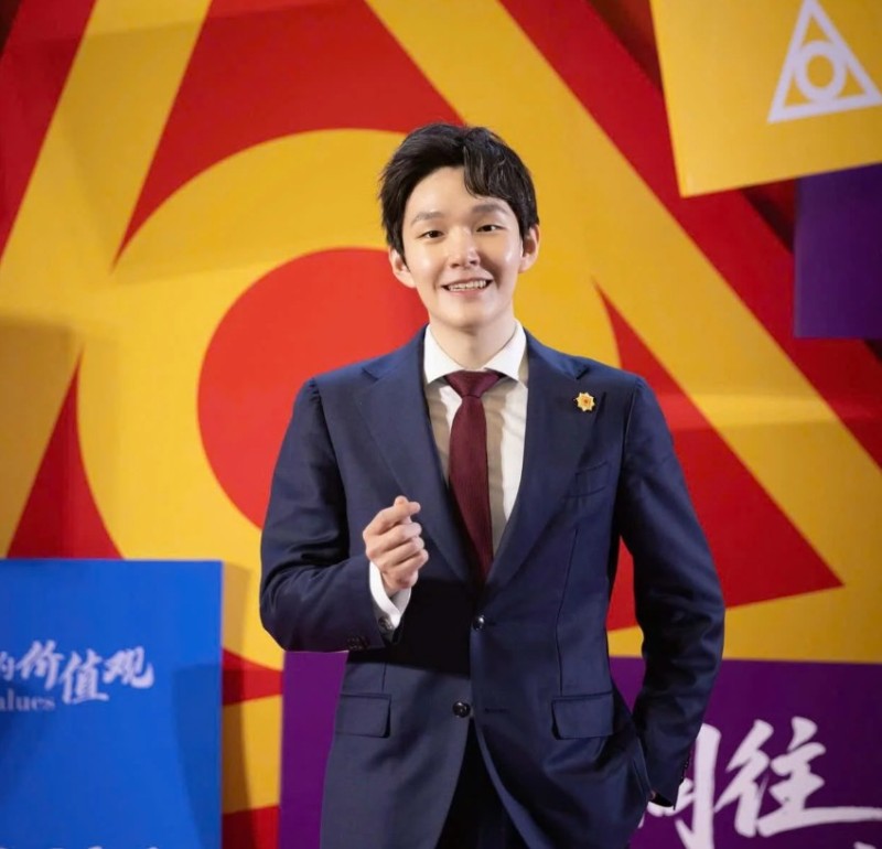 Tỷ phú giàu hơn Donald Trump, CEO Starbucks sau 1 đêm: Thạc sĩ Thanh Hoa, 24 tuổi làm ông chủ tập đoàn dược phẩm lớn nhất châu Á