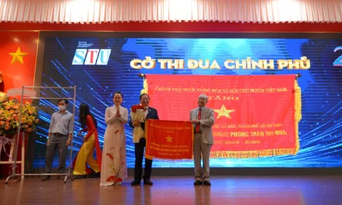 STU vinh dự và tự hào được nhận cờ thi đua của Chính phủ và cờ truyền thống, bằng khen của UBND TPHCM trao tặng.