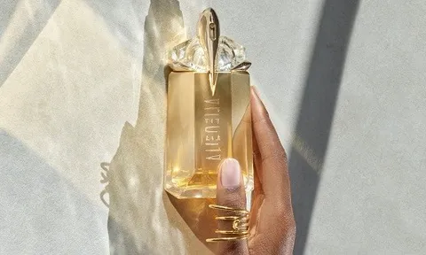 Alien Goddess - Tuyên ngôn lạc quan của nữ thần mặt trời