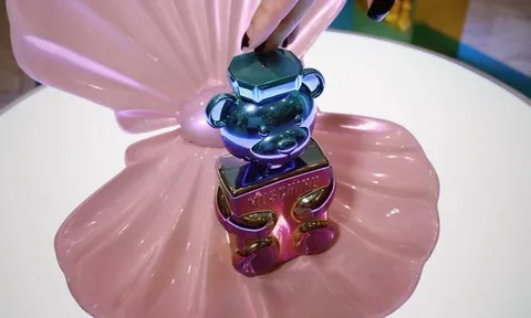 Thế giới thủy cung đến từ hương thơm Moschino Toy 2 Pearl