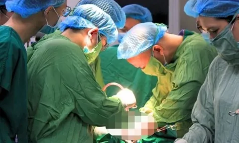 Thai phụ 42 tuổi mắc ung thư sinh con an toàn