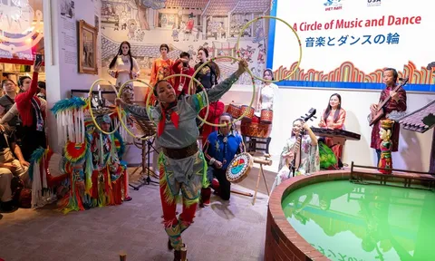 Múa vòng của thổ dân Mỹ kết hợp cùng nhạc cụ truyền thống của Việt Nam tại EXPO 2025