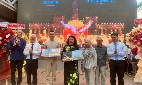 Khai mạc triển lãm và ra mắt sách ảnh '50 năm sức mạnh Việt Nam'