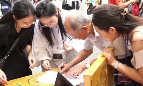 Bộ lịch Bloc siêu cực đại 2026 gây ấn tượng mạnh với 365 trang hội họa sống động, tái hiện lịch sử dân tộc