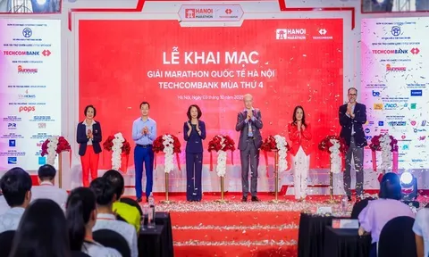 Giải Marathon Quốc tế Hà Nội Techcombank mùa thứ 4 thu hút hơn 13.000 vận động viên trong nước và quốc tế, tham gia tranh tài