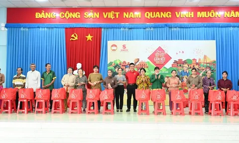 SABECO cùng Ủy ban Mặt trận Tổ Quốc Việt Nam trao tặng 300 phần quà cho người dân tỉnh Đồng Tháp với thông điệp “Chung Vị Tết Việt”