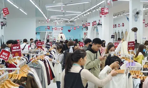 Black Friday đúng đợt rét nhất từ đầu mùa, người Hà Nội đổ xô mua quần áo