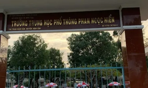 Kỷ luật giáo viên nhận tiền dạy kèm học sinh thi lại