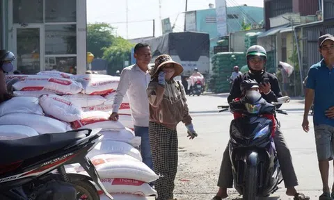 Vụ người dân đổ xô mua gạo: Từ 'ngôi vương' thế giới tới ồ ạt xả kho