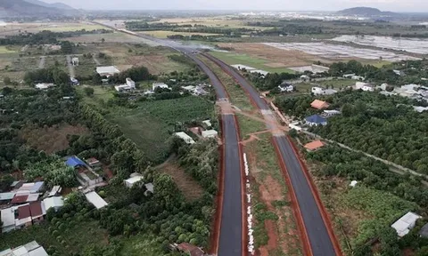 Cận cảnh cao tốc Biên Hòa - Vũng Tàu sau khi thảm lớp nhựa đầu tiên