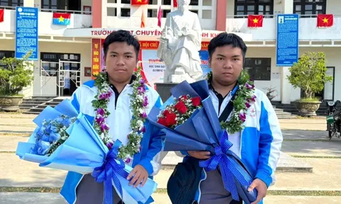 Trò chuyện nhanh cùng cặp song sinh giành 2 huy chương vàng Olympic Toán học quốc tế