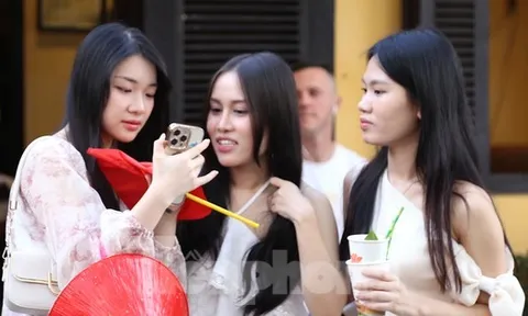 Dòng người ùn ùn đổ về Hội An