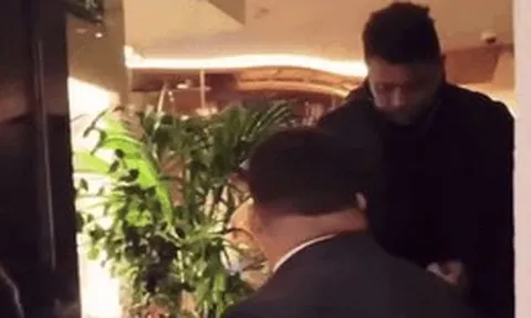 Ronaldo say xỉn đến mức đi không vững, phải cần người dìu ra tận xe