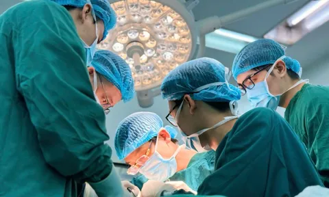 Ca vi phẫu ‘cân não’ cứu sống ngón tay bị đứt lìa