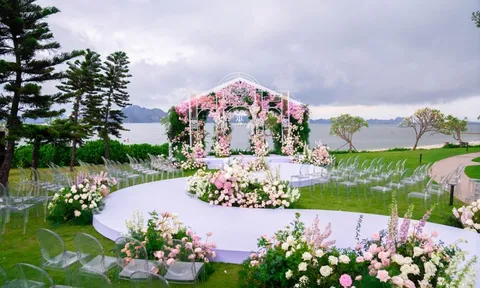 Hồ Quỳnh Hương dùng 5 tấn hoa tươi trang trí tiệc cưới