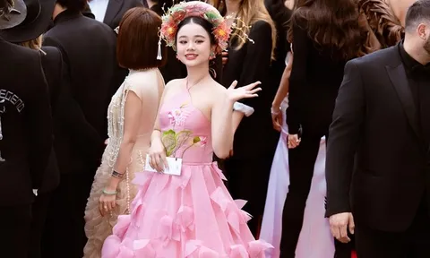 Mẫu teen Việt diện yếm cách tân nổi bật giữa thảm đỏ LHP Cannes 2025