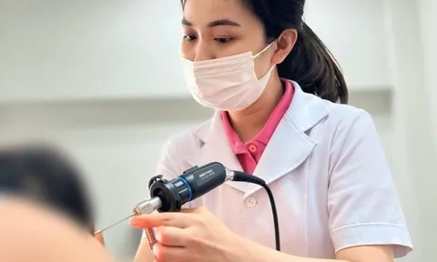 Bé gái 6 tuổi suýt thủng màng nhĩ vì sợi dây buộc tóc