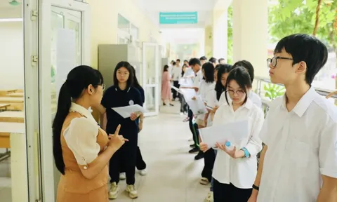 Căng thẳng thi vào lớp 10, đến muộn 15 phút sẽ không được dự thi