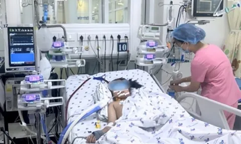 Bé gái xẹp phổi, nguy kịch sau 2 ngày chỉ bị sốt nhẹ