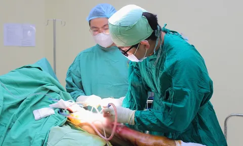 'Thần y' tiêm thuốc lạ trị đau lưng, bệnh nhân nhiễm trùng suýt mất mạng