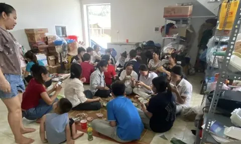 Một gia đình ở Phú Thọ nấu gần 100 suất cơm miễn phí cho sĩ tử thi vào lớp 10