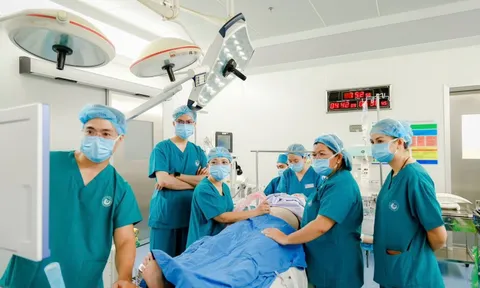 Bộ trưởng Y tế gửi thư khen ê-kíp can thiệp tim bào thai cho thai phụ Singapore tại TP.HCM