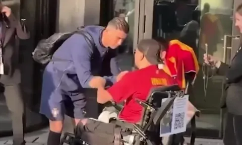 Ronaldo bị xe lăn đâm trúng