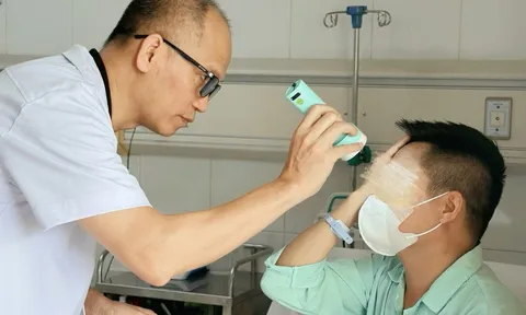 Người đàn ông tiêm filler xóa nhăn mù luôn một mắt vì tai biến
