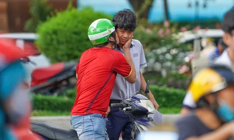 TPHCM: Cha mẹ ôm hôn động viên con trước khi thi môn Văn lớp 10
