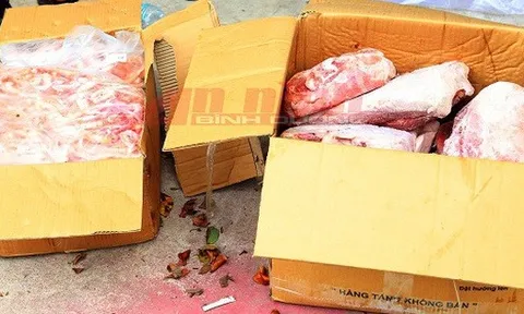 Chủ kho hàng đông lạnh dán dòng chữ "lạ" ở cửa, cảnh sát ập vào phát hiện sự thật kinh hoàng bên trong