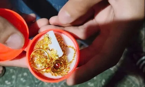 Tiết lộ bất ngờ về số trang sức màu vàng 2 thiếu niên nhặt được