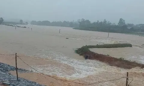 Mưa lũ tại miền Trung diễn biến phức tạp: Vỡ đập chứa 1 triệu m3 nước ở Quảng Bình