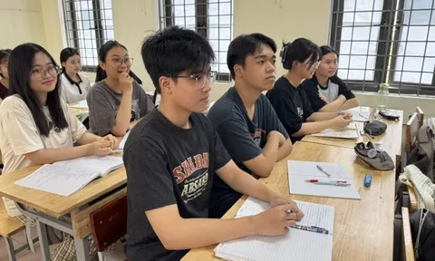 Thi tốt nghiệp THPT 2025: Học sinh làm gì để 'vượt vũ môn'?
