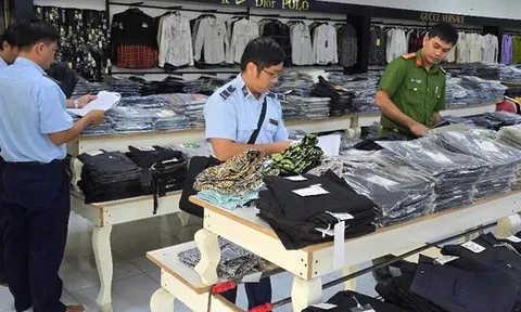 Bất ngờ ập vào kiểm tra một cửa hàng thời trang, phát hiện sự thật bên trong