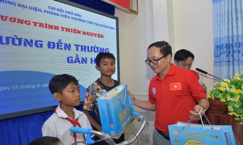 Tặng xe đạp cho học sinh miền núi