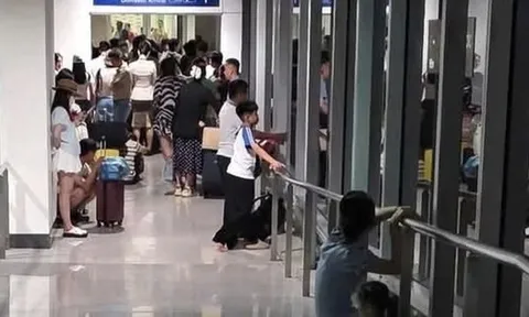 Hành khách bay đêm phản ánh bị "mắc kẹt" ở hành lang sân bay Tân Sơn Nhất